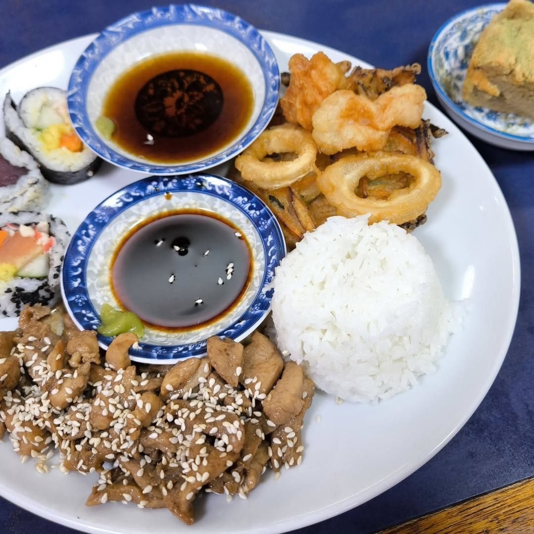 Assiette mixte : beignets de calamars, makis, poulet au sésame, riz blanc