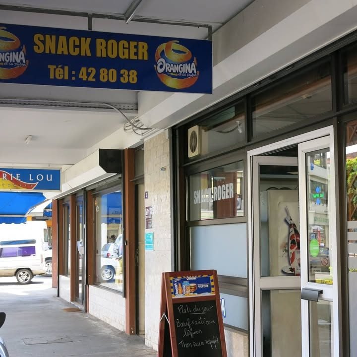 Devanture du Snack Roger sous les arcades, ardoise du plat du jour devant la porte